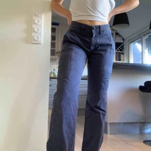  - Blå cargo byxor från Murphy&Nye. Endast prövade. Längd: 32