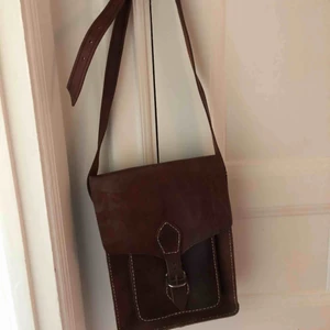  - En otroligt fin läderväska från Mallorca! Användes för sällan, och didn’t make the cut för flytt tyvärr.   Möts gärna upp i Göteborg! Annars tillkommer frakt :)