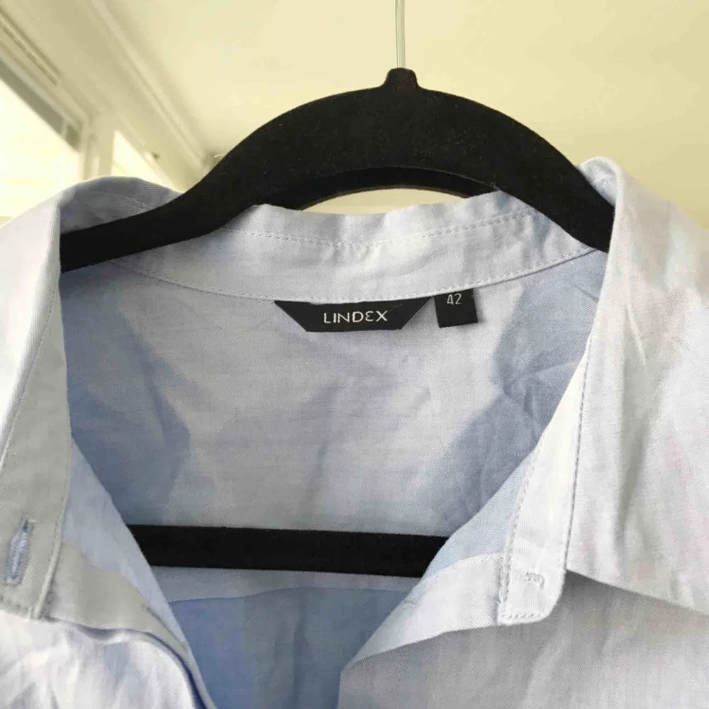 Snygg skjorta från Lindex i storlek 42. Riktigt skönt material, brukar ha den öppen över en klänning som en lite oversize boyfriend style skjorta då jag vanligtvis är en 36a. Frakt ingår!. Skjortor.