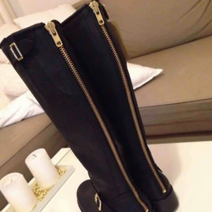  - Johnny bulls skor med guldkedja.