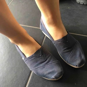 - Skor från Toms, använda en del men fortfarande i hyfsat fint skick