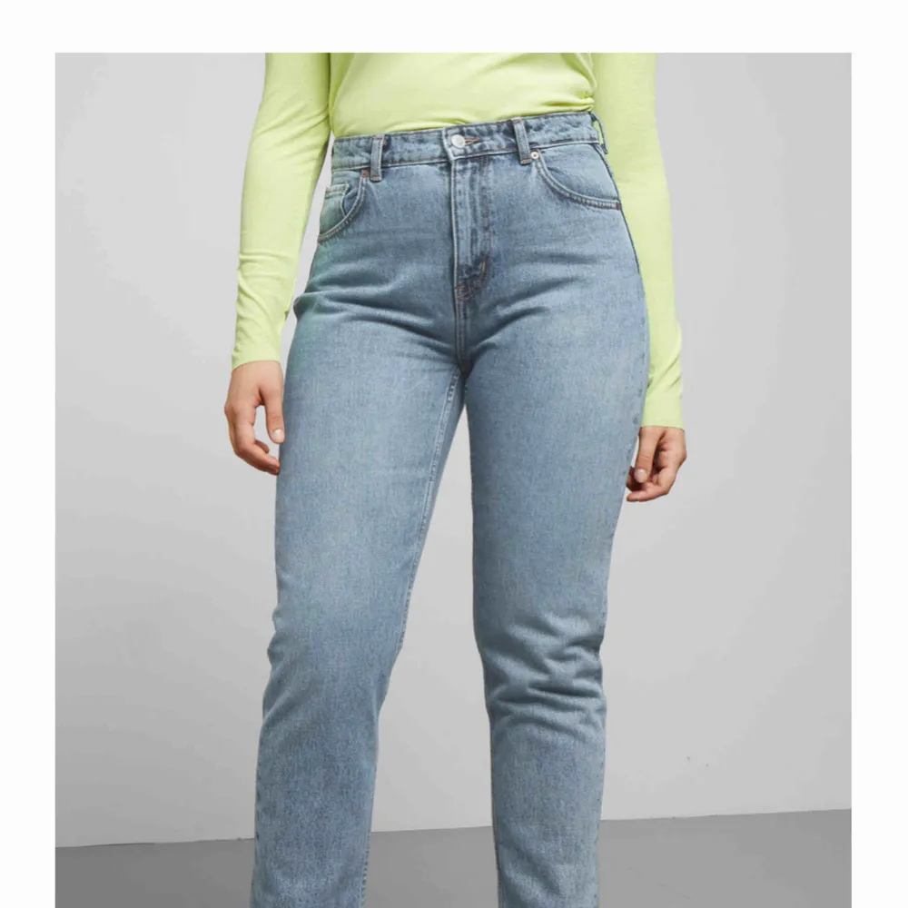 Helt oanvända jeans från weekday, fortfarande lappen kvar! Inte ett stretchiga material! Är tyvärr för små för mig därför jag säljer dom! Nypris: 500kr . Jeans & Byxor.