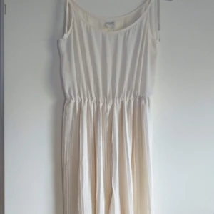  - Jumpsuits från Monki Använt 3ggr Färg Vitkrämig 