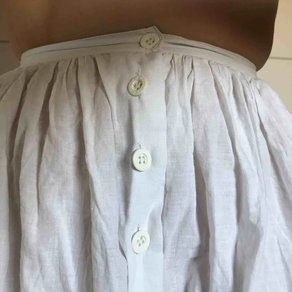 Supersomrig vit kjol med knappar och fickor. Är på gränsen till att passa mig som vanligtvis är S. Använd bara några enstaka gånger. Kjolar.