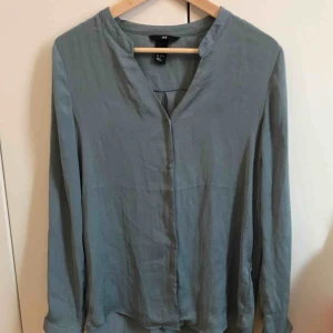  - Turkos mönstrad blus med knappar från H&M, stl 34. 