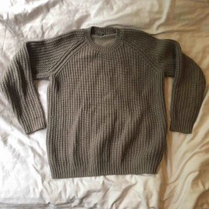  - En tröja köpt begagnad. Färgen är grå. Lite nopprig. Baksidan är silke