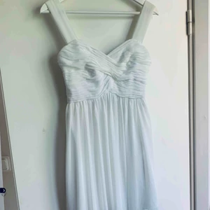  - Säljer en vit klänning från Nelly i stl 34. Perfekt till skolavslutning eller liknande! Möts upp i Stockholm eller fraktas! 💃🏽