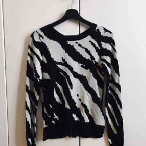  - Zebramönstrad tröja från H&M, stl 34. Tröjan är figurnära och har guldfärgad dragkedja i ryggen. Aldrig använd!