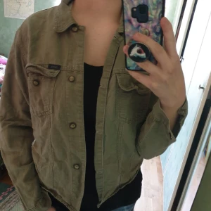  - Vårjacka som är lite av den kortare men bredare modellen, saknas en knapp på en av ärmarna annars i bra skick. Kommer inte ihåg var den kommer ifrån antagligen hand-me-down, aldrig använd av mig och annars i bra skick. Priset går att diskutera, frakt ingår inte i priset.