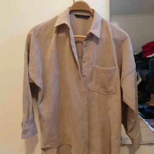  - Oversize Manchesterskjorta från Zara. Passar allt mellan XS-M. Färger passar mig inte, så väljer att sälja i flytten. Nypris 399kr. Köpren står för frakt 