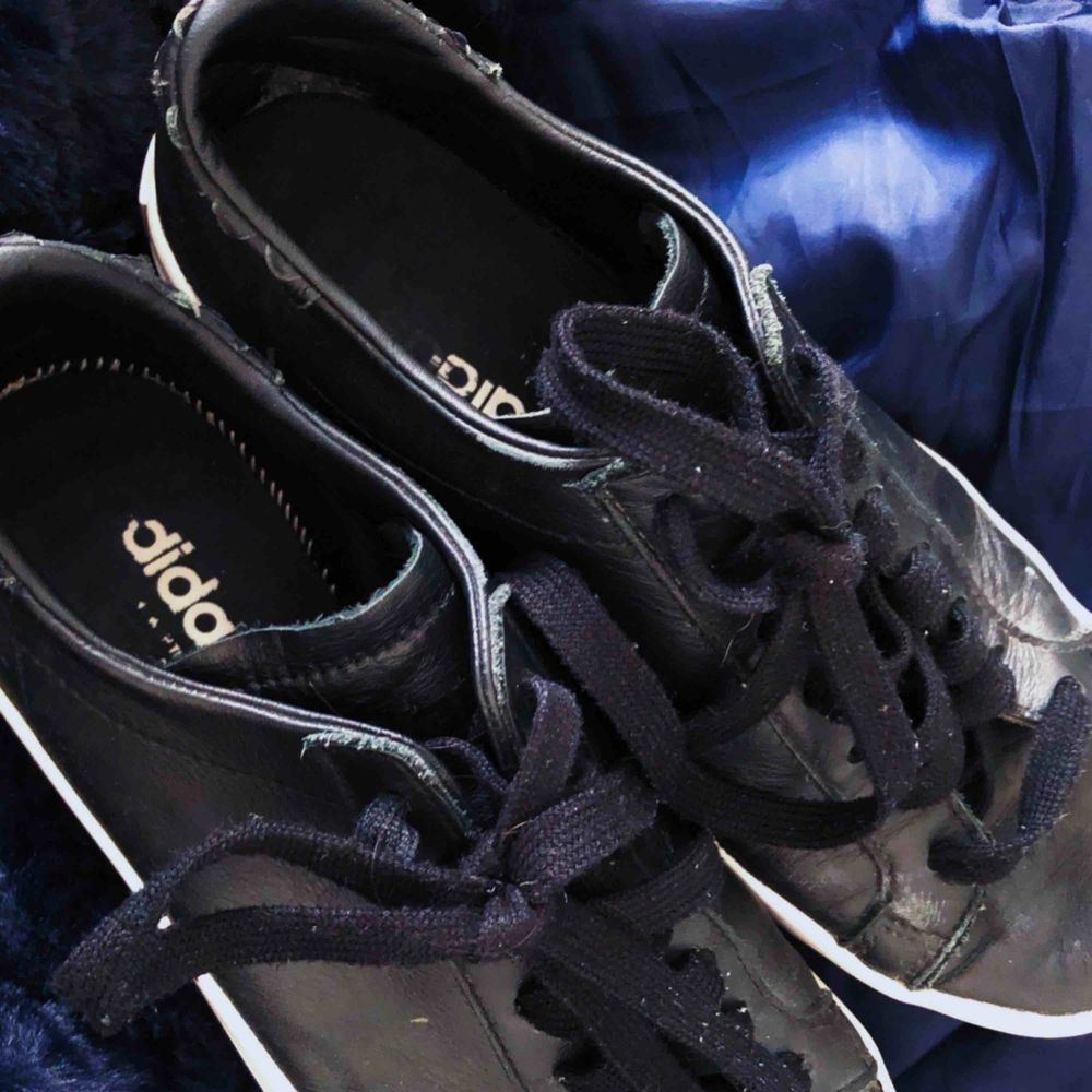 Snygga svarta ADIDAS sneakers, | Plick Second Hand