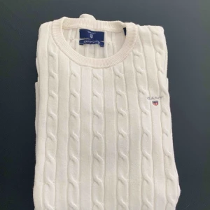  - Säljer den populära kabel stickade tröjan från GANT i vit. Stl XS, men stretchig! 👌🏼 Möts upp i Stockholm men kan även frakta! 😍🌸 Ny pris: 1299kr Mitt pris: 320kr
