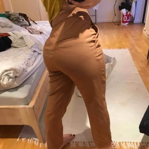  - Kavajbyxor från H&m strl 38 i brun/orange färg