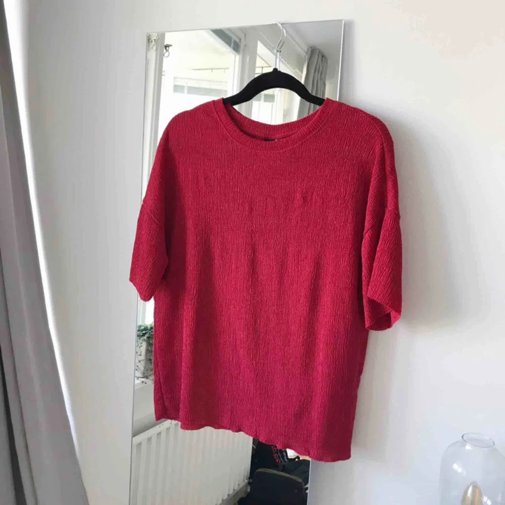 Röd T-shirt från Gina Tricot i storlek M. Frakt ingår!. T-shirts.