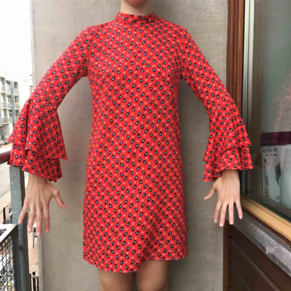 Röd volangklänning i polyester med blomstermönster - perfekt för midsommar❤️. Klänningar.