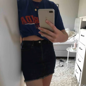  - Säljer min snygga kjol från Bik Bok då den tyvärr inte kommer till användning. Mörkblå färg i storlek S. Möts upp i Stockholm annars står köparen för frakten💘priset går att diskuteras 