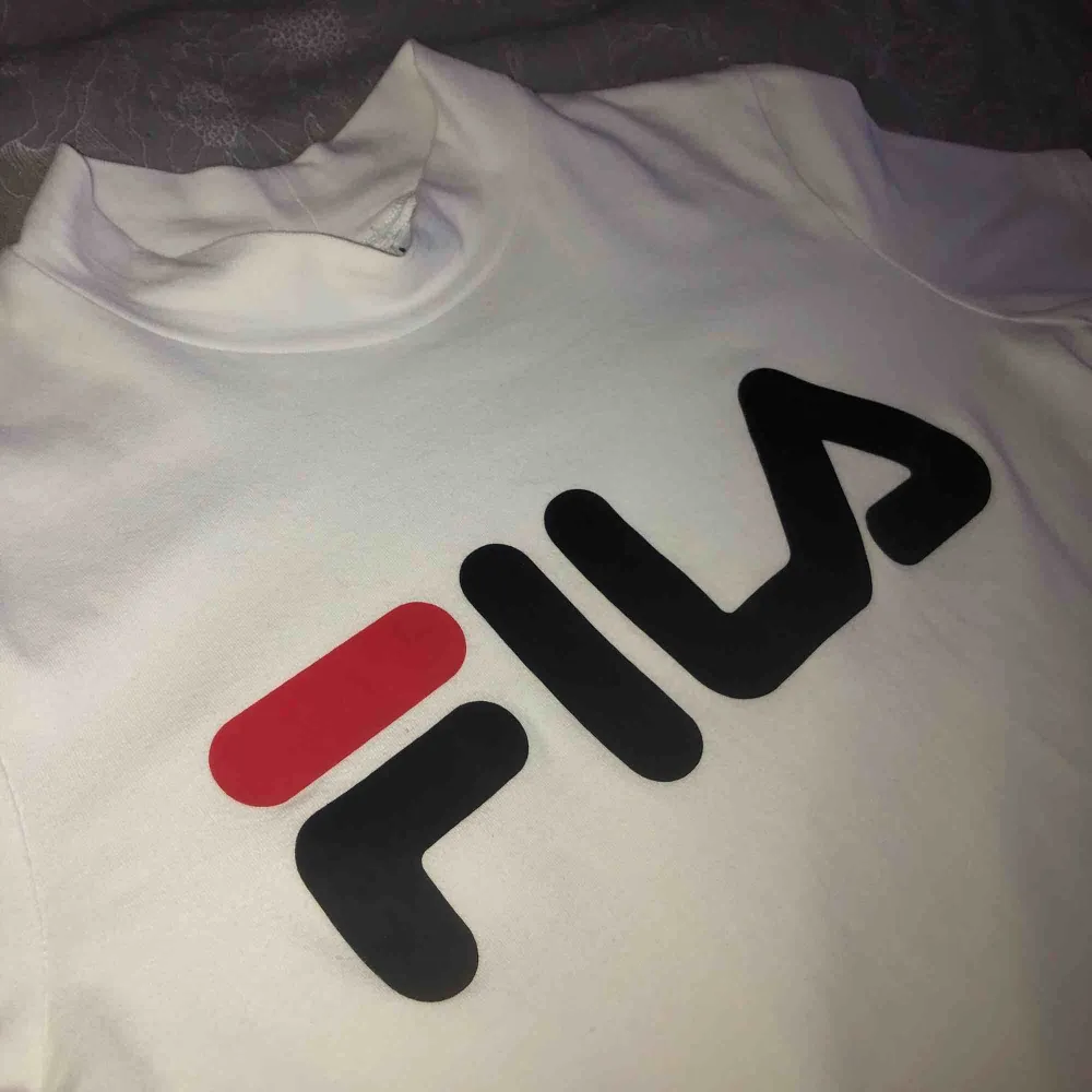 Säljer min poloshirt från FILA pga använder inte.  Köptes för 400 kr.  Möts upp runt Gävle alt. står köpare för frakt. Hör av dig för mer info 💘💕. T-shirts.