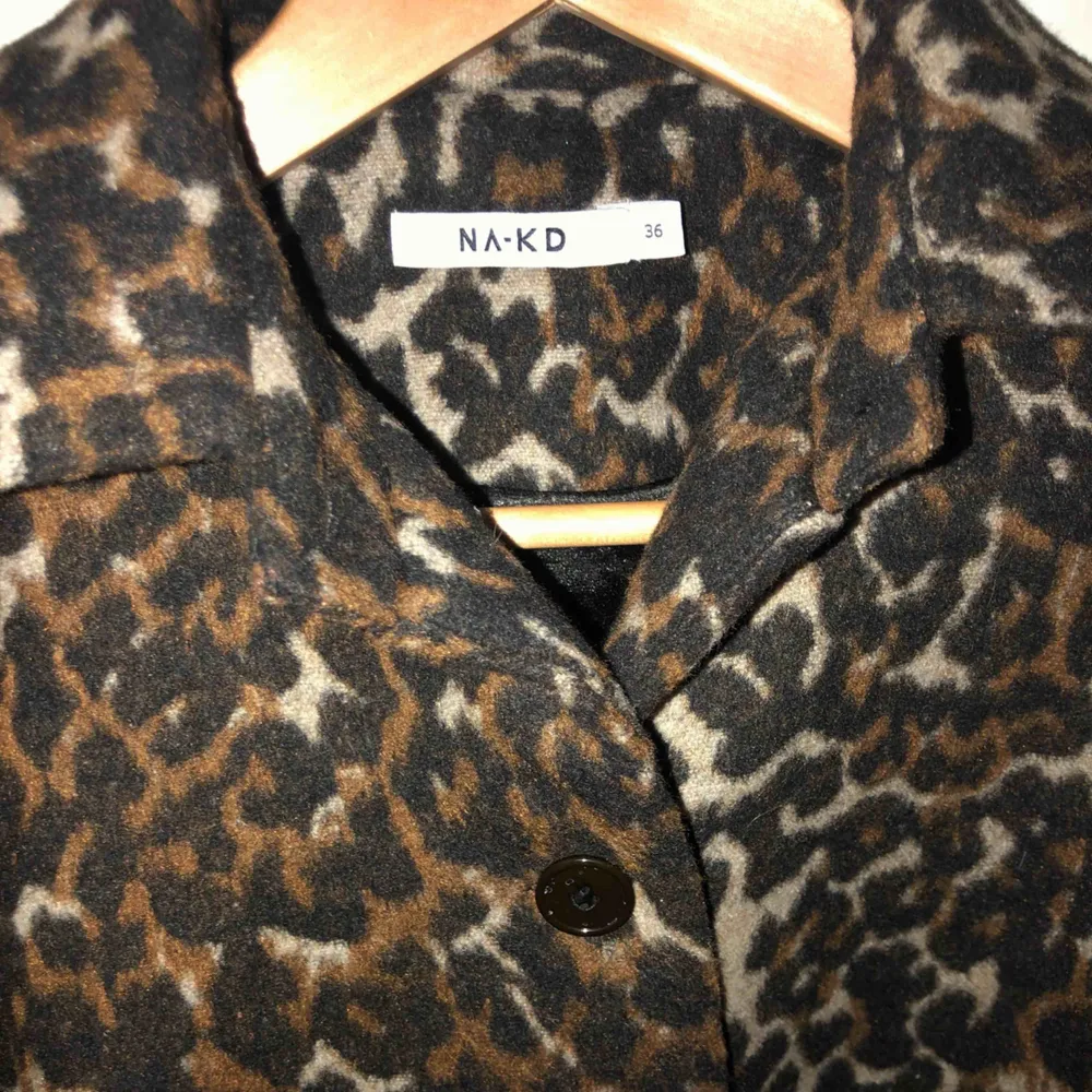Säljer denna super fina leopard jackan från nakd som tyvärr var lite för stor för mig... saknar knappen längst ner!☺️ annars super fint skick💕 skriv för fler bilder. Jackor.