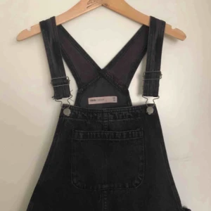  - Jättesnygga hängselbyxor från ASOS som är köpta här på Plick! Säljer vidare pga inte min storlek. Endast använda ett fåtal gånger! Storlek: UK 10 = EU 38. Typ S/M. Nypris: 576kr. Frakt inräknad i priset.