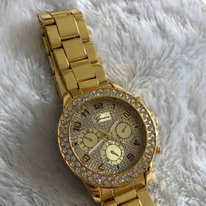  - Med swarovski stenar, aldrig använd 