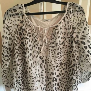  - Leopard blus från Fanny och Michelle 