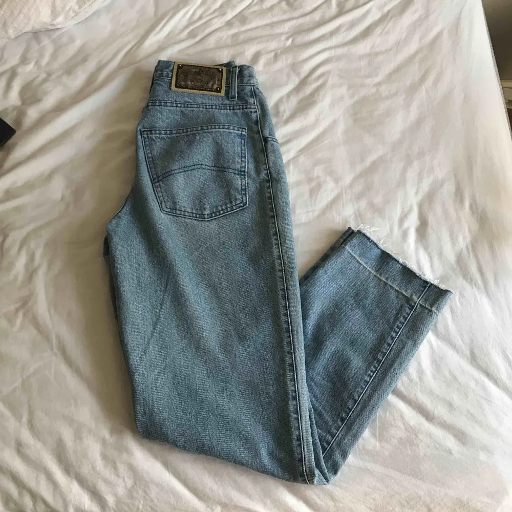 Säljer dessa ursnygga jeans som jag köpte här på plick, förra ägaren köpte de på humana men märket är Armani jeans! Hittar ingen storlek på de, skulle säga 28’32. Möts upp i Stockholm annars står köparen för frakt💘💘 Priset kan diskuteras:). Jeans & Byxor.