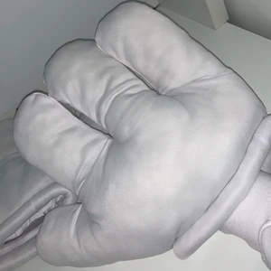 Musse pigg händer/Cartoon hands - Säljer Musse pigg händer/cartoon hands. Stora händer som är som handskar som man kan använda till utklädnad. Köpta för 130kr på Buttericks och använda i 30min. Perfekt för halloween!