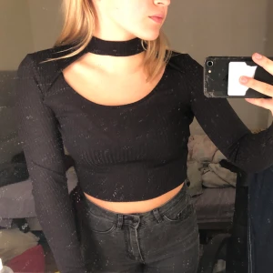 Storlek xs  - En ribbad lång ärmad, men en special urringning, funkar till fest men även när du vill va lite extra fin till vardags. Matcha den med ett halsband så blir de svin fint tips tips :) 