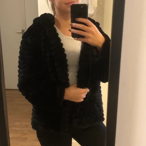 Supermysig jacka - Världens mysigaste ”päls”jacka, perfekt till hösten🍂🍁 Aldrig använd, i perfekt skick.