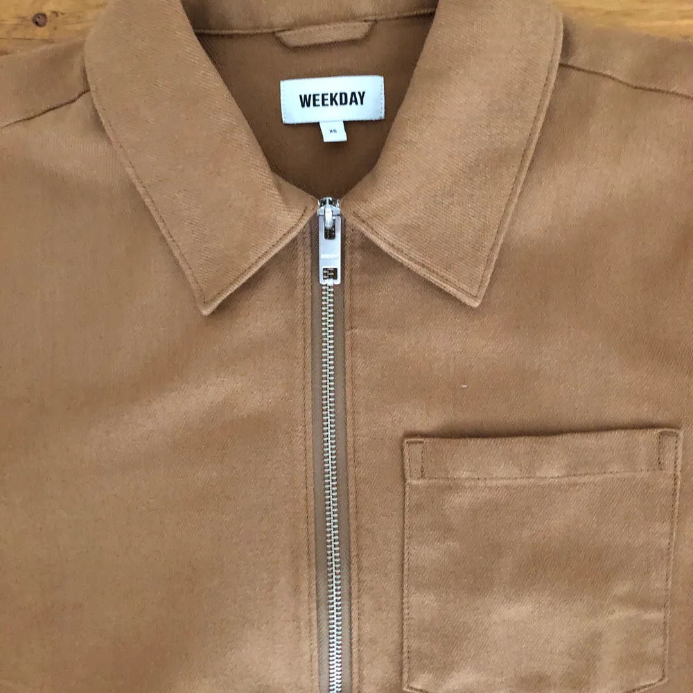 Säljer en riktig stabil beige overshirt från Weekday. Köptes i mitten av sommaren och har använts 3-5 gånger så den är som ny. Den är Xs och skulle säga den är tts, kanske något större. Det är bara att skriv om du undrar något, läs gärna bio innan!! ✌🏻🌎. Jackor.