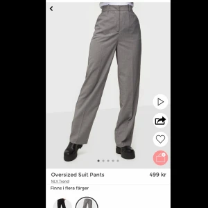 Oanvända oversized kostymbyxor - Helt oanvända i strl 42 med prislapparna kvar, inköpt för någon vecka sedan råkat slänga returettiketen så därför jag provar här om någon vill köpa🥰  Köp direkt för 400kr eller kom med rimligt förslag! 