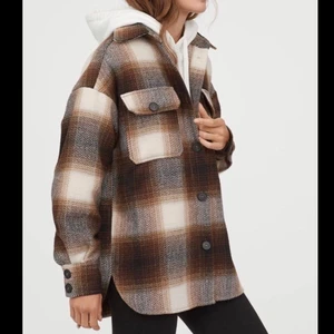 Skjortjacka HM  - Rutig skjortjacka inköpt förra hösten på HM, storlek S/M använd fåtal gånger! 