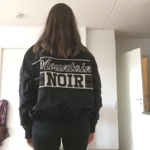 H&M Studio 2017 bombarjacka S - H&M Studio 2017 bombarjacka i S.                                 Använd ett fåtal gånger dvs bra skick.                            Finns fler bilder om man vill ha, den är oversized!        Frakt ingår ej i priset