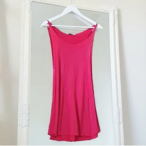 Cerise klänning gina XS - Färg: cerise.  Strl: XS.   Skön klänning från Gina Tricot. Slutar straxt över knäna. Perfekt till stranden eller till semestern! Använd vid ett tillfälle, som ny! Frakt tillkommer, betalning via swish.