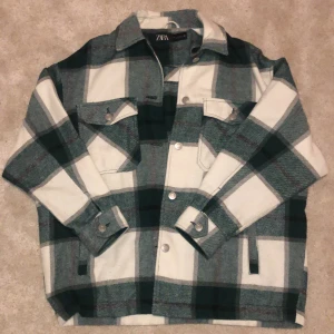 Rutig jacka - Säljer nu denna rutiga ”skjort”jackan från Zara! Köpt i vintras och säljer nu pga att jag inte använder den lika mycket längre! Den är i fint skick och nypris är 599kr! Mitt pris är 100kr men priset kan diskuteras, så buda (privat)! Frakten betalar kunden om vi inte möts upp! 🌟🌟Bud: 320