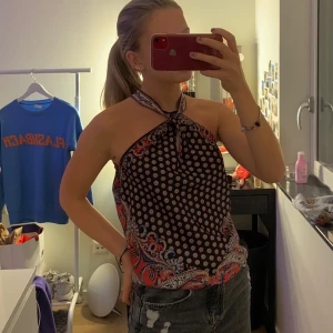 Trendig topp - Så snygg och trendig topp! (Har vikt in den i mina byxor på bilderna) Skriv om ni är intresserade