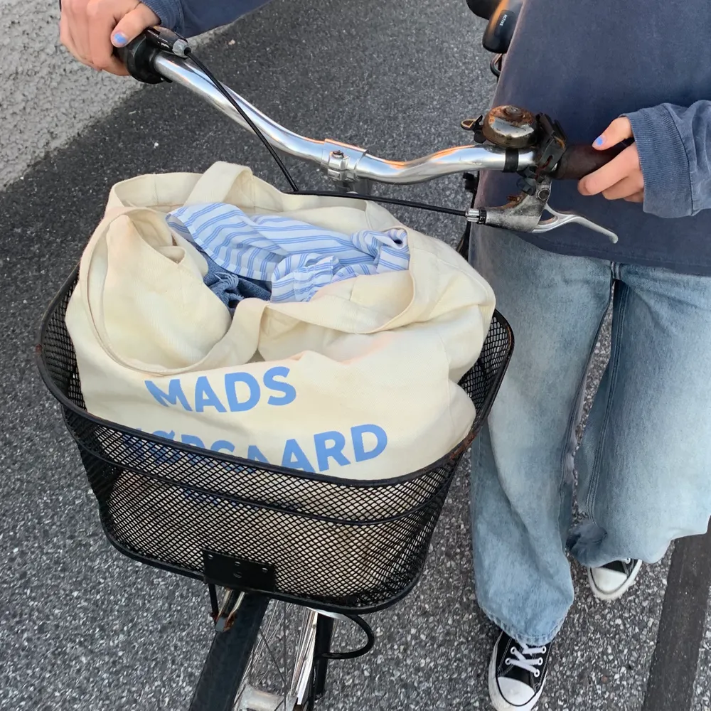 en tygpåse jag älskar!! men säljer då jag börjat tröttna lite på den... använts hyfsat mycket men den är i asbra skick❤️ tror den köptes för 500, vad jag vet så säljs inte just denna färgen längre:) högsta BUD just nu: 340+frakt!!! . Laukut & Käsilaukut.