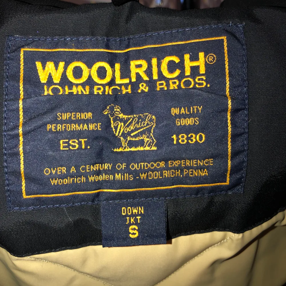 Svart woolritch jacka som man kan använda både höst vinter och vår. Lämnade in jackan på kemtvätt mars 2020. Har en del skråmor vid ärmarna därför de billiga  priset. Pälsen kan man ta av och på som man vill. Varm skön och snygg . Jackor.
