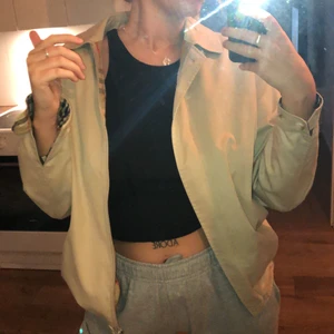 Burberry Jacka - Jättefin beige jacka, det står Burberry i men tror att den är fejk. Köptes secondhand på Röda Korset. Står ingen storlek men gissar på S/M.