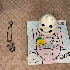 Panda poop squishy - Kommer med allt på bilden. Har små defekter, e ganska rare. 