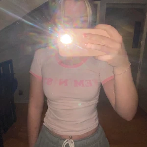 Feminist Tröja - superfin bebisrosa tröja med texten feminist på, säljer pga kommer inte till användning, köparen står för frakten. köpt för 150kr. kan mötas upp i örebro.