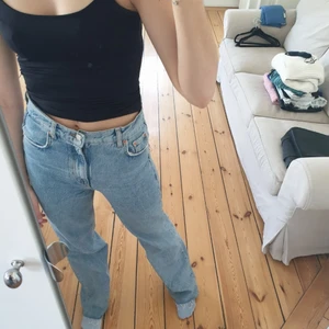 Zara jeans  - Nästan oanvända, passar dig som är mellan 170 cm - 175 cm. Slutsålda på hemsidan. Högsta bud- 300