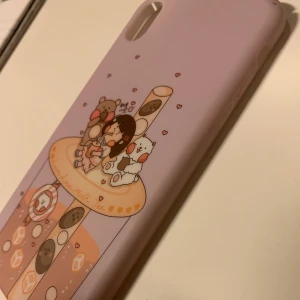 iPhone XR skal  - Jätte söt IPhone XR skal. Är i pastell lila färg och väldigt mjuk och lent material! Helt ny och har aldrig haft möjligheten att använda den. 