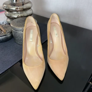 H&M pumps - H&M pumps i äkta mocka, beige, klack 10cm, bra skick