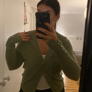 Kofta från zara - Säljer min gröna super sköna kofta från Zara med guld detaljer! Bra skick och sparsamt använd💘 den har väldigt liten/tajt passform så köpte den i XL så den skulle sitta lite lösare, brukar ha M ungefär och den har då normal passform🥰