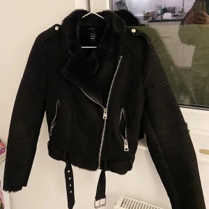 Zara jacka  - Varm och fodrad mockajacka! Perfekt till höst/vintern! Köpt på zara för ca 1-2 år sen, inte så använd. Djur- och rökfritt hem