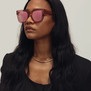 Chimi solglasögon  - Säljer nu mina solglasögon från chimieyewear!                       Modell: 008 i färgen guava (spegelglas!)                                  Det finns små små repor på glaset, därav priset:)                  Fodral och liten påse för glasögonen kommer med.              Har du några frågor så är det bara att skicka ett meddelande:)