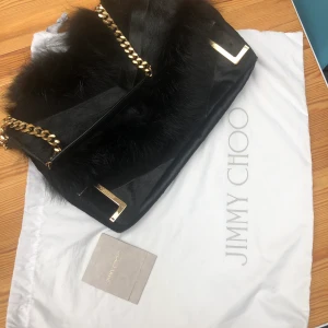 Jimmy Choo - Nästan oanvänd. Köpt i Milano för 12 000kr. Dustbag och tag finns!