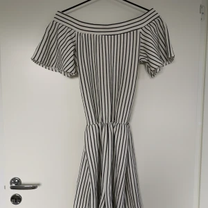 Byxdress - Byxdress i shortsmodell från Vila. Storlek XS. Fint skick. Köparen står för frakten 