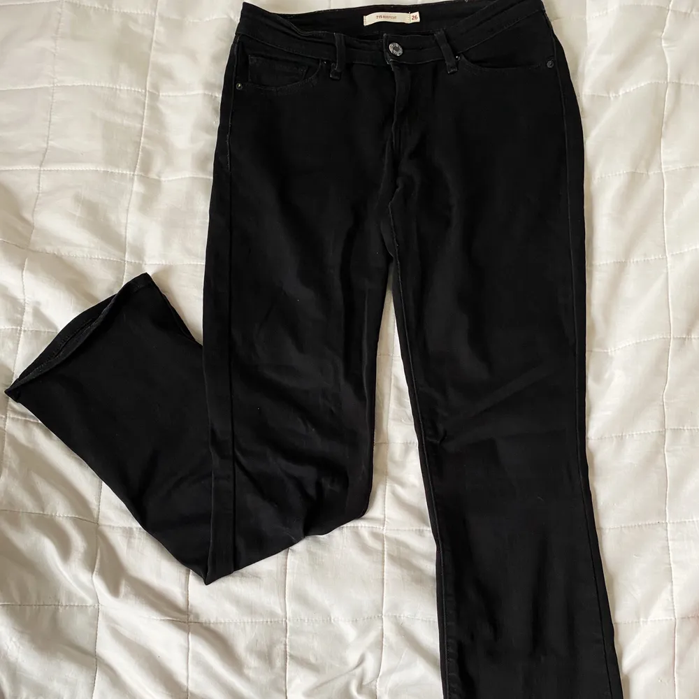 Svarta bootcut jeans från Levis i storlek 26. Världens bästa passform men tyvärr för små. Frakt tillkommer. Jeans & Byxor.